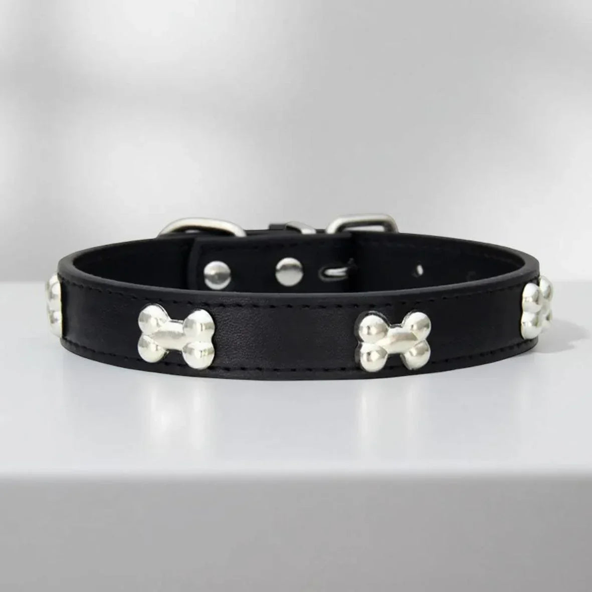 collier pour chien a clous noir brillant
