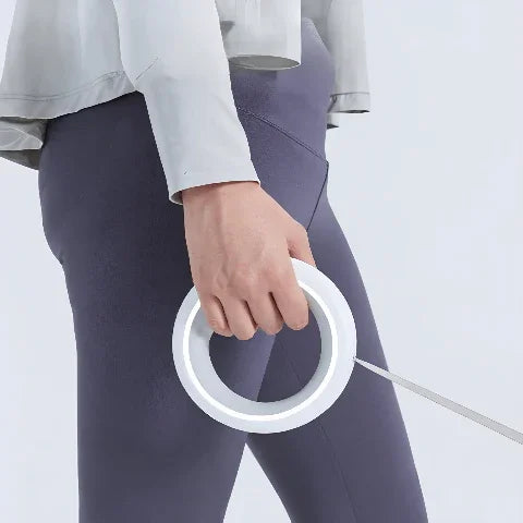 une fille qui marche en prenant la laisse pour chien led retractable illuminante