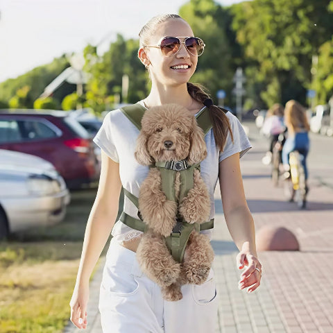 une jeune femme qui marche dans un parking en portant le sac a dos chien