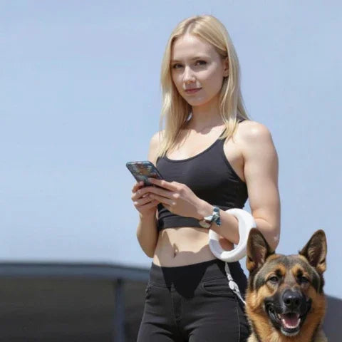 berger allemand qui porte la laisse pour chien led retractable qui se promene avec sa proprietaire