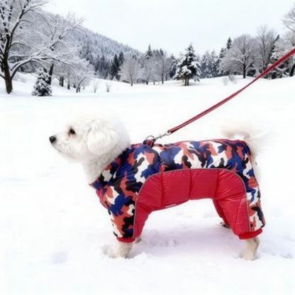 bichon frise qui porte le manteau pour chien impermeable  rouge camo