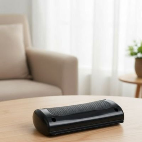 brosse a chien noir sur table