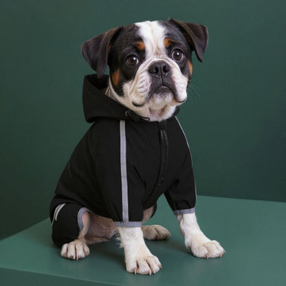 bulldog qui porte le manteau pour chien raincoat noir essentiel