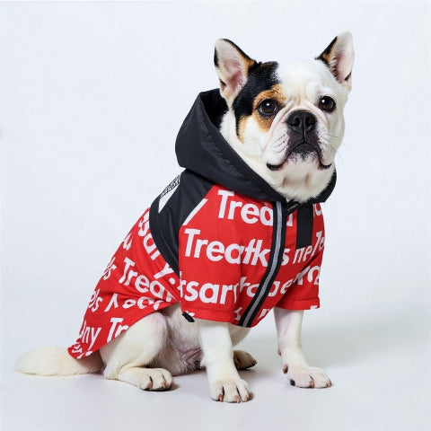 bulldog qui porte le manteau pour chien the dog face rouge noir impermeable