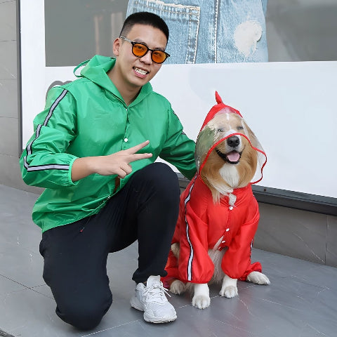 chien qui porte le manteau pour chien pluvinourouge avec son proprietaire