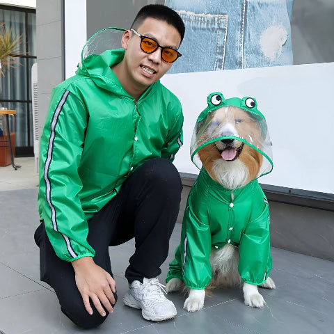 chien qui porte le manteau pour chien pluvinou vert chic avec son proprietaire