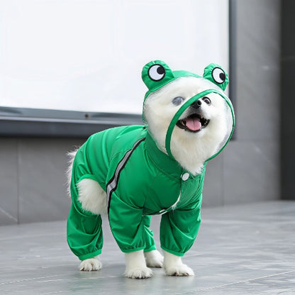 chien qui porte le manteau pour chien pluvinou vert mignon