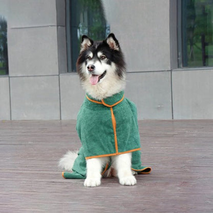 chien qui porte le peignoir pour chien confortable