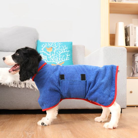 chien qui porte le peignoir pour chien durable