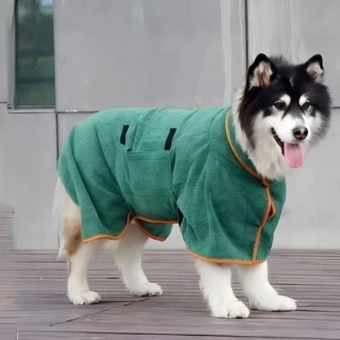 chien qui porte le peignoir pour chien robuste