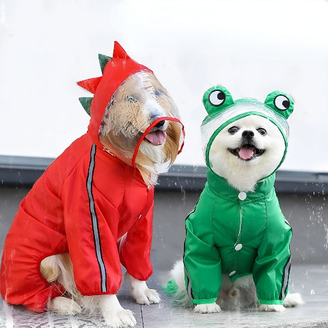 deux chiens qui portent le manteau pour chien pluvinou rouge et vert tres joli