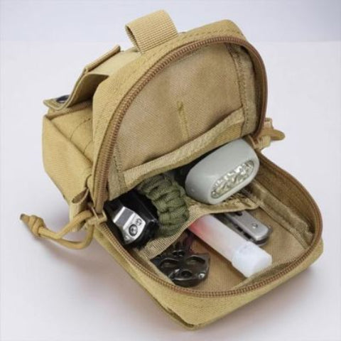 harnais pour chien militaire avec un petit sac a outils