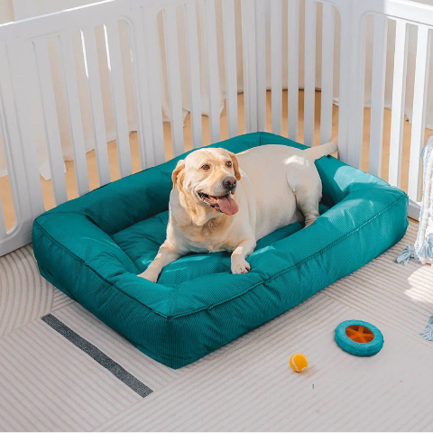 lit  pour chien vert avec une base stable