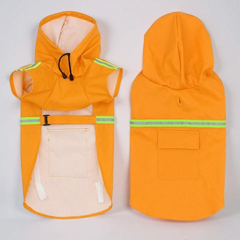 pembroke qui porte le manteau pour chien glowcape orange