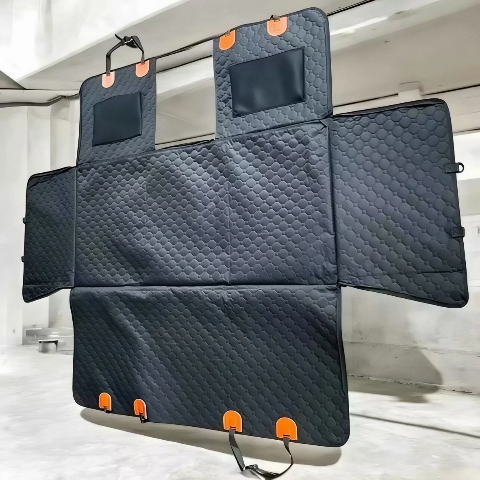 protection voiture chien noire elegante